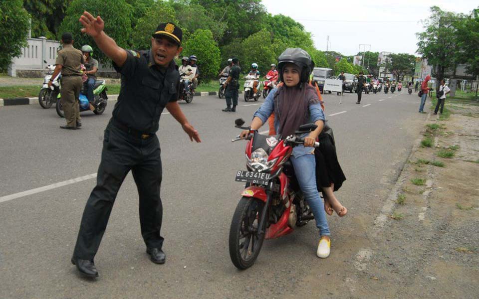 Public Order Agency officer pulls over women driver in Aceh (inovasee.com)