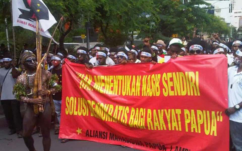 AMP protesters arally at Negara Grahadi building in Surabaya - December 2, 2013 (Suara Kolaitaga)
