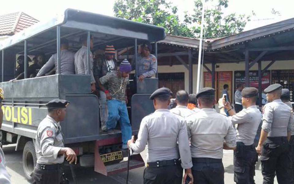 Arrested KNPB activists alight from police truck (KNPB Docs)