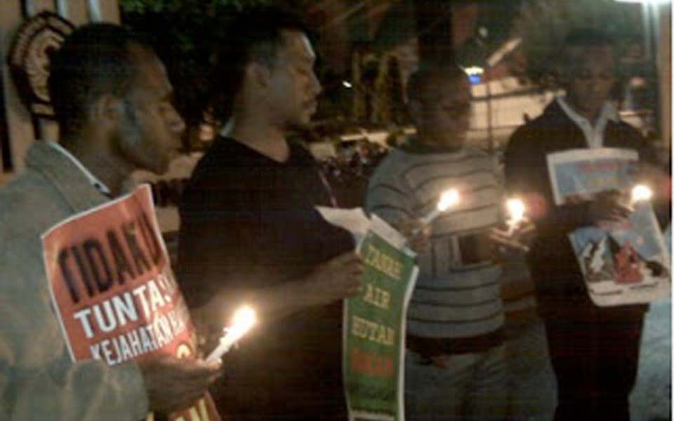 Candlelit vigil in Semarang for Wasior and Wamena - July 15, 2013 (Info Napas)