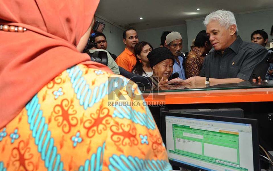 Minister for the Economy Hatta Rajasa monitors distribution of BLSM in East Jakarta - June 25, 2013 (Republika)