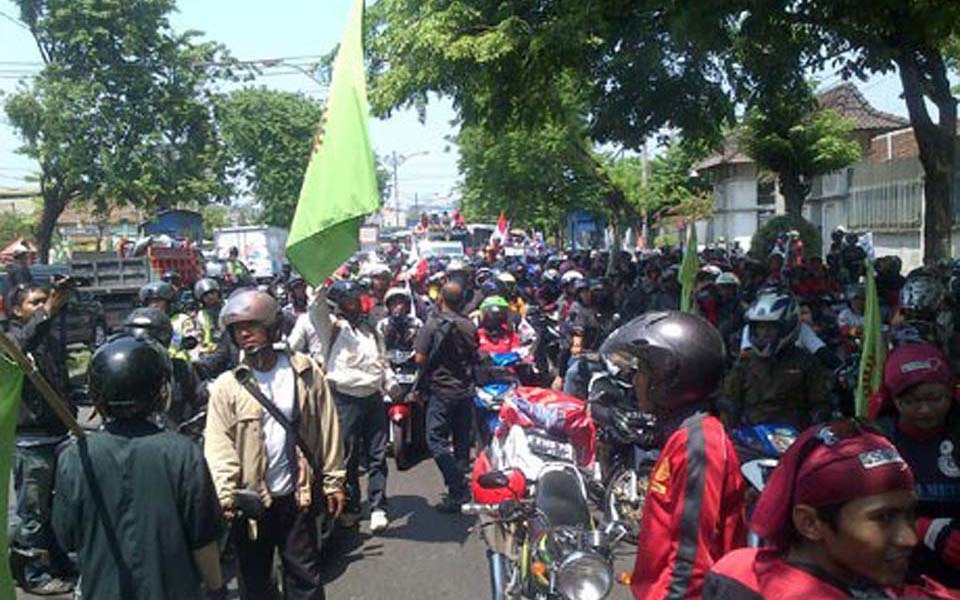 FSPMI workers blockade road in Semerang - October 30, 2013 (Detik)
