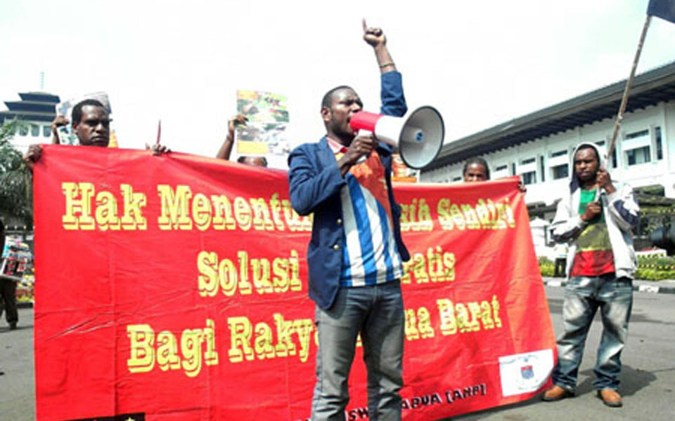 Papua Student Alliance protesters join workers to commemorate May Day in Bandung - May 1, 2014 (Kabar Kampus)