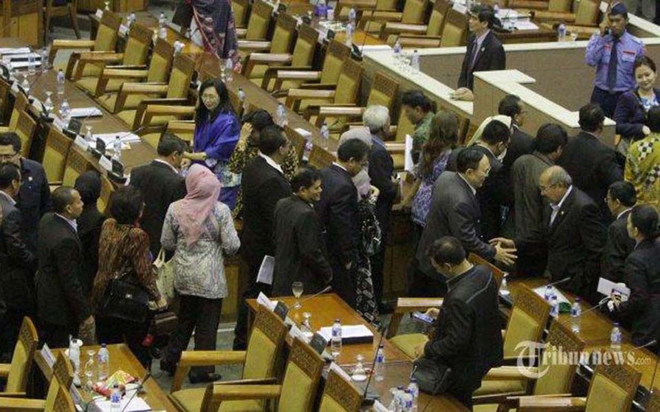 Democrat Party lawmakers 'walkout' during plenary session on RUU Pilkada - September 26, 2014 (Tribune)