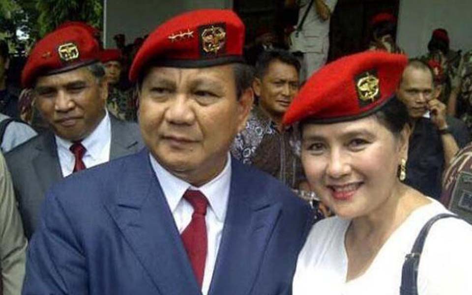 Former Kopassus commander Prabowo Subianto with Indonesian actress Yati Octavia (Tribune)