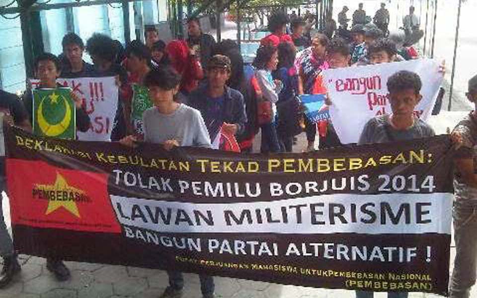 Students from Pembebasan hold rally against elections at Yogyakarta - March 20, 2014 (KPA)