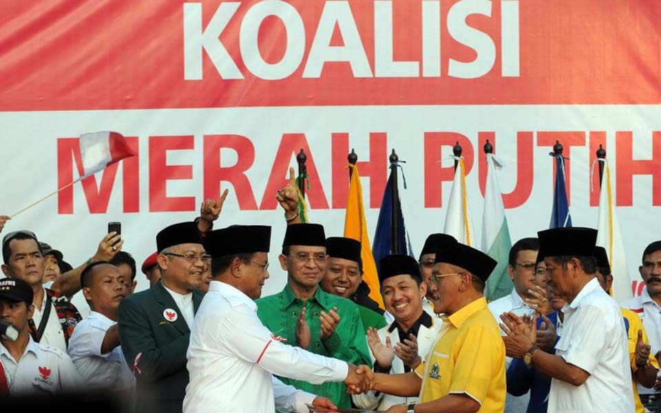 Prabowo accepts Red and White Coalition document from Aburizal Bakrie in Jakarta - July 14, 2014 (Republika)