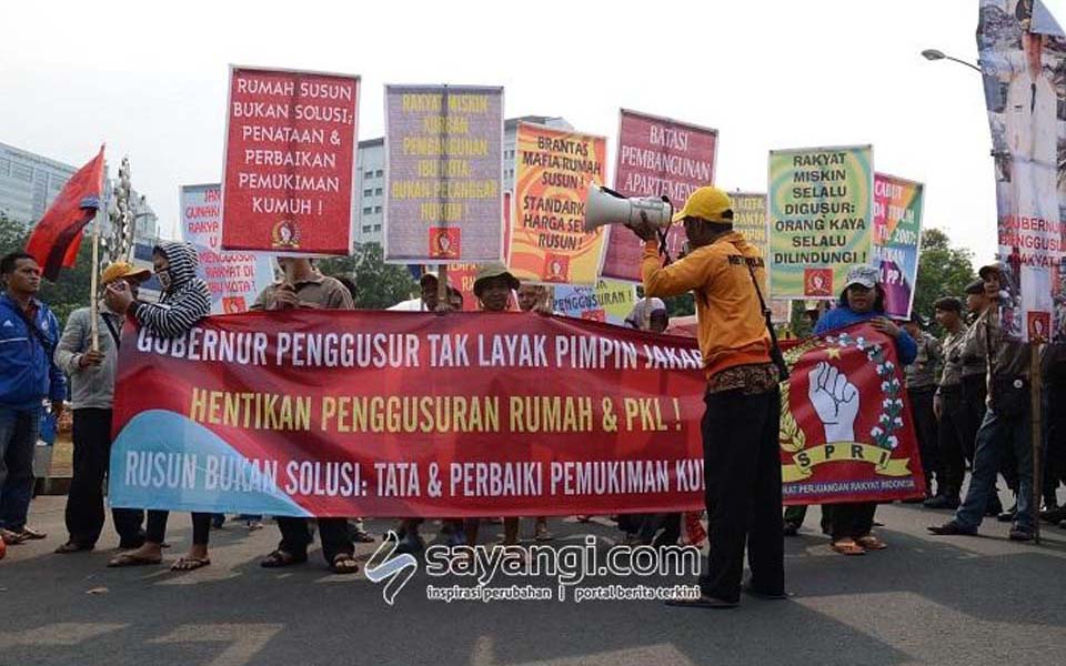 Protesters from SPRI demonstrate at Ahok inauguration in Jakarta - November 19, 2014 (Sayangi)