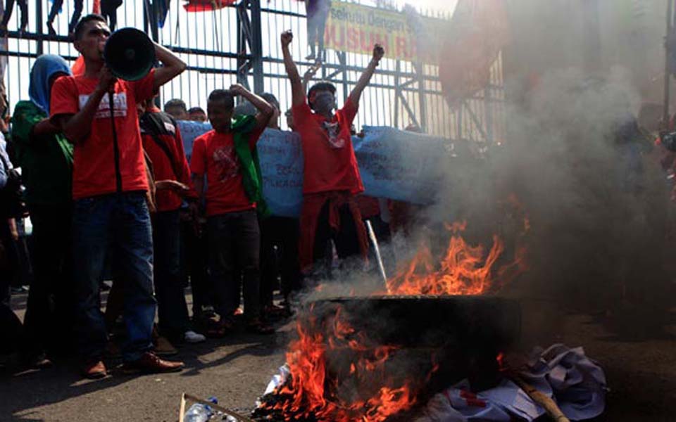 Protesters burn tyres during rally against RUU Pilkada at DPR building - September 25, 2014 (Tempo)