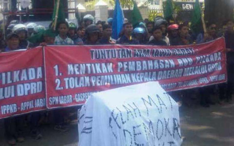 Protesters rally against RUU Pilkada at the DPRD building in Bandung - September 10, 2014 (Kompas)