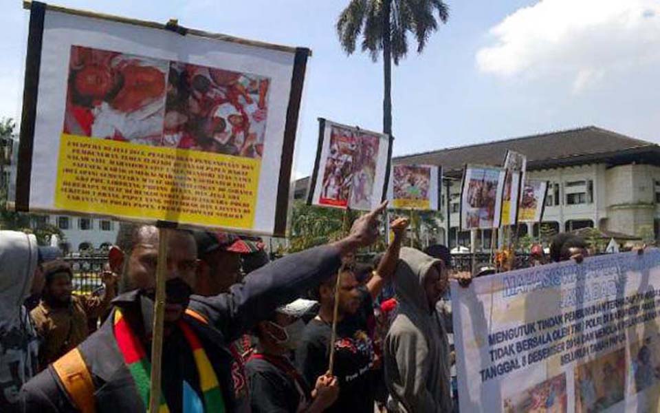 Solidarity for Papua (SUP) rally at governor's office in Bandung - December 10, 2014 (Tribune)