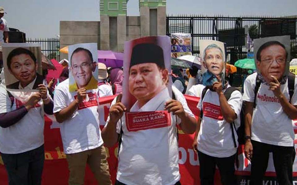 Theatrical action against Prabowo's Red and White Coalition in Jakarta – September 24, 2014 (Tempo)