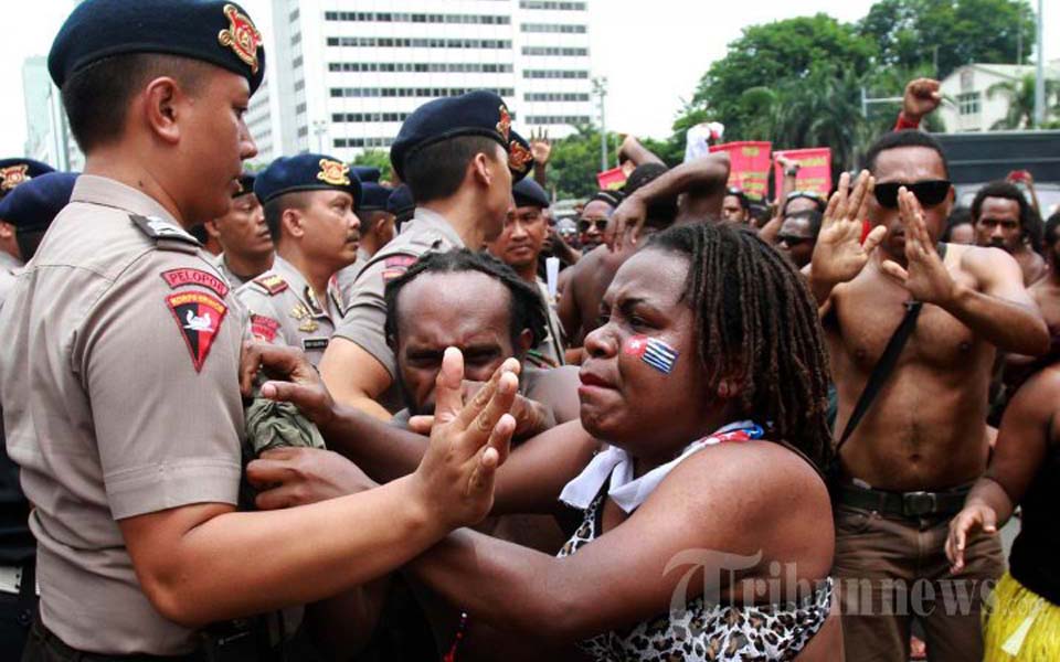 West Papuan protesters scuffle with police during rally in Jakarta - December 1, 2014 (Tribune)