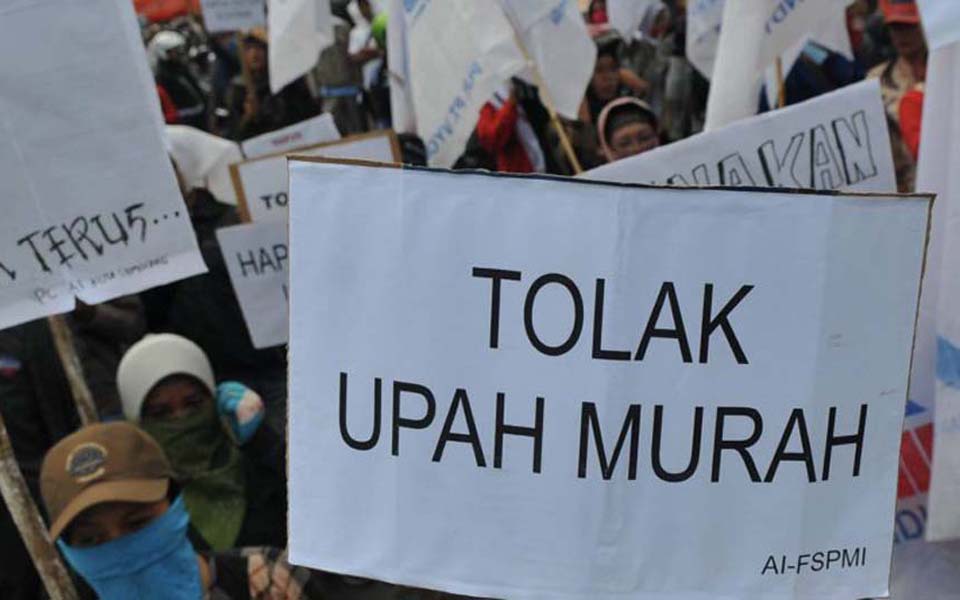 Indonesian Metal Trade Workers Federation workers protest against low wages - Undated (Kabar Buruh)