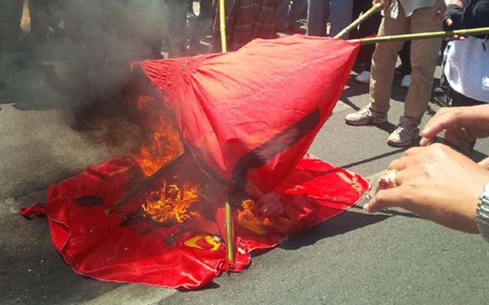 Anti-communist protesters burn PKI flag - August 15, 2015 (Merdeka)