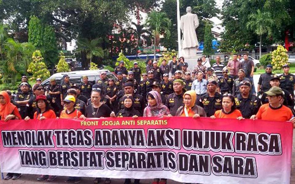 Jogya Anti Separatist Front rally at Yogyakarta DPRD on Jl. Malioboro - December 1, 2015 (Tribune)
