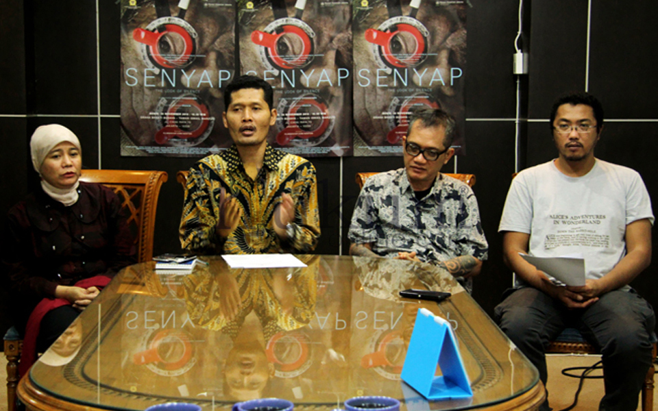 Komnas HAM members M Nurkhoirun and Roichatul Aswidah and Jakarta Arts Council members Irawan Karsena and Alex Sihar give press conference in Jakarta – January 5, 2015 (RES)