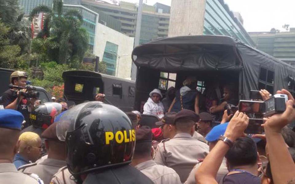 Papuan protesters being loaded on to police truck in Jakarta - December 1, 2015 (Tribune)