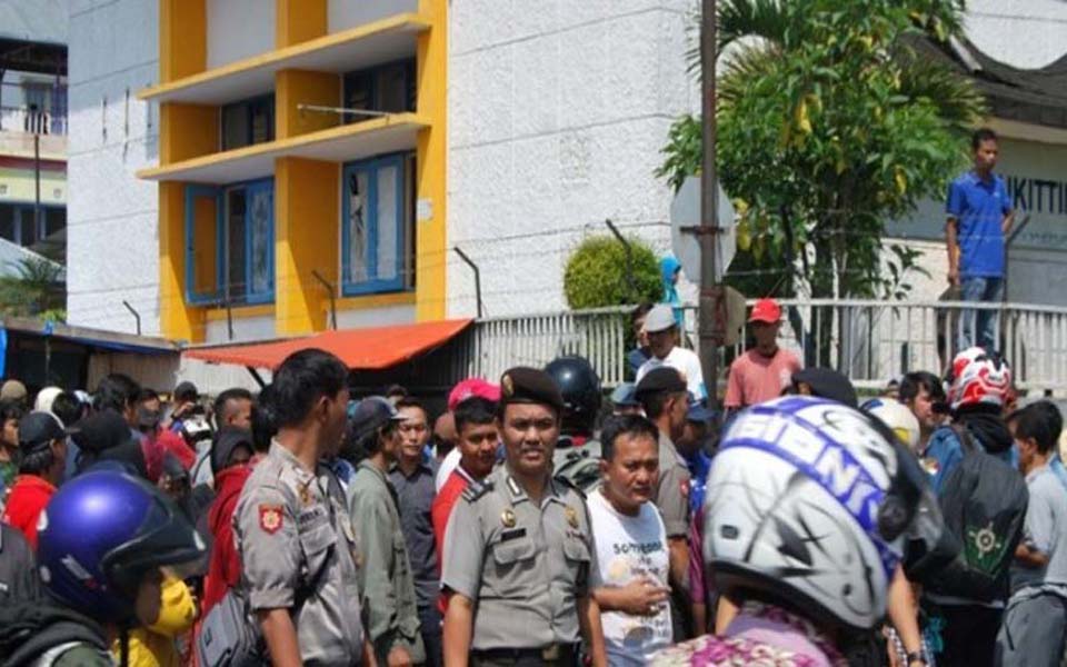 Residents close down YPKP 65 meeting in Bukittinggi - February 22, 2015 (sumbarsatu.com)
