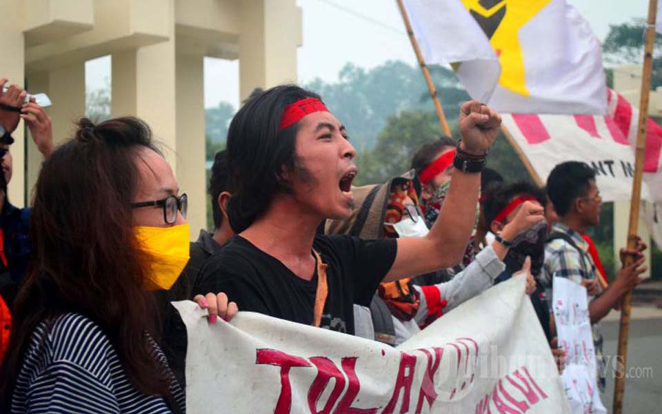 Students from APMKB protest against State Defense program in West Kalimantan - October 19, 2015 (Tribune)
