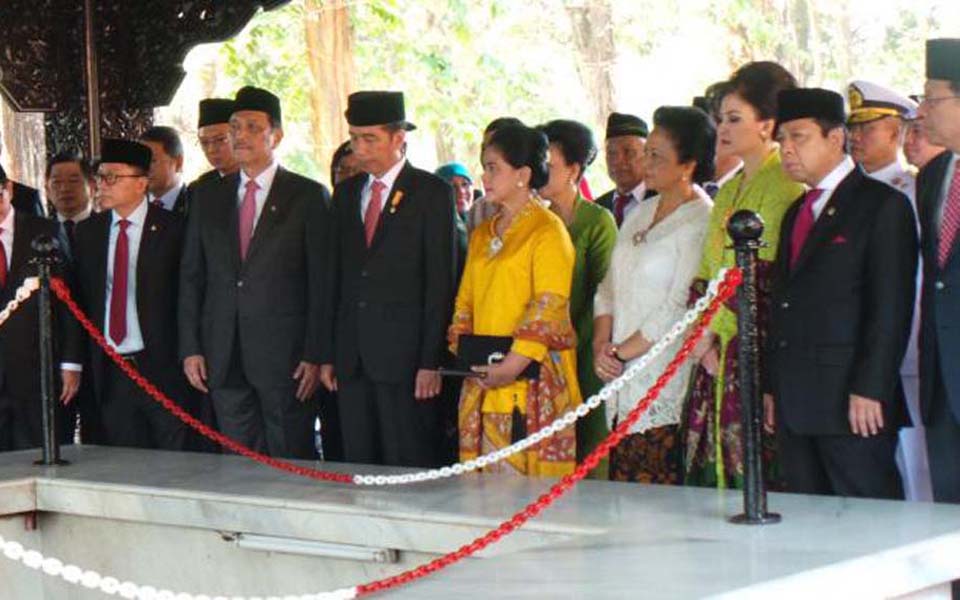 President Joko Widodo and First Lady at Crocodile Hole monument in East Java - October 1, 2015 (Kompas)