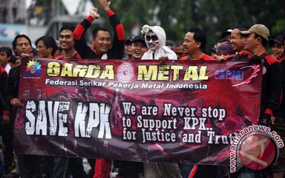 Workers from the FSPMI hold 'Save KPK' action in Central Jakarta - February 8, 2015 (Antara)