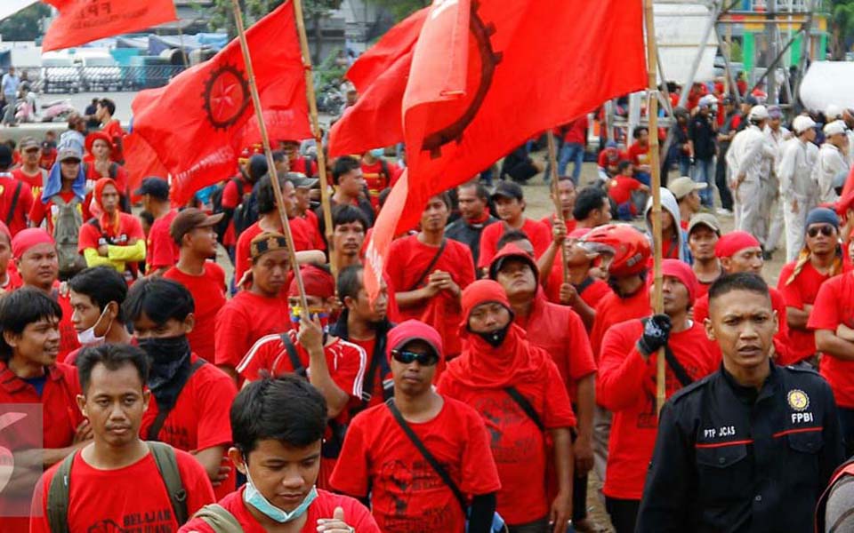 Workers in Bekasi protest against new wage regulation - November 24, 2015 (Liputan6)