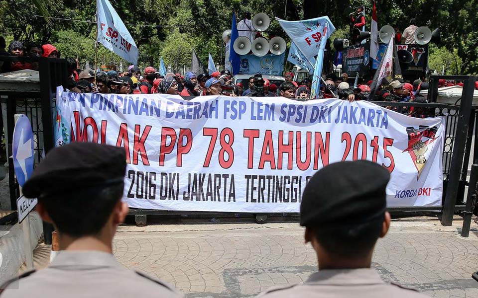 Workers protest against new wage regulation in Jakarta - November 25, 2015 (Liputan6)