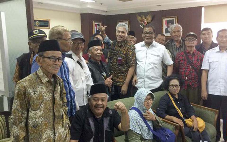 65 Forum members visit Social Affairs Ministry to oppose Suharto being made national hero - October 27, 2016 (CNN)