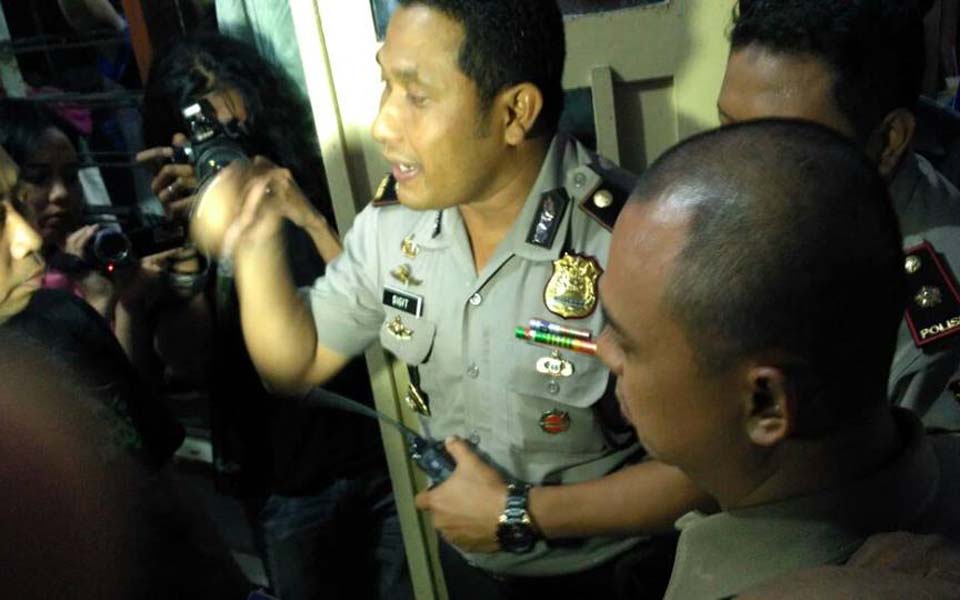 Police close down Buru Island Film Showing - May 6, 2016 (KPO-PRP Yogya)
