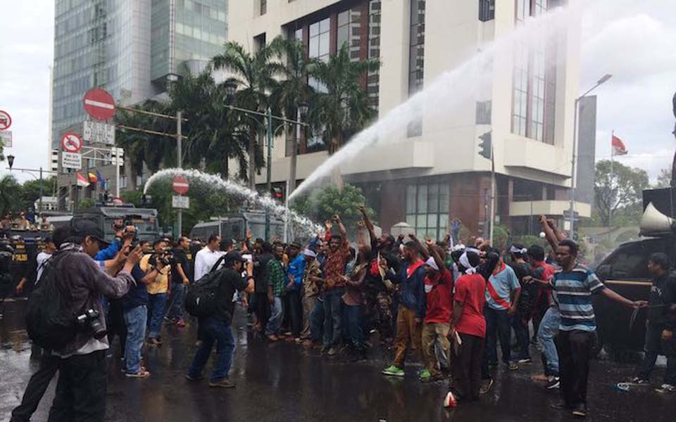 Indonesian police fire water cannon at Papuan demonstrators in Jakarta - December 1, 2016 (Suara Papua)