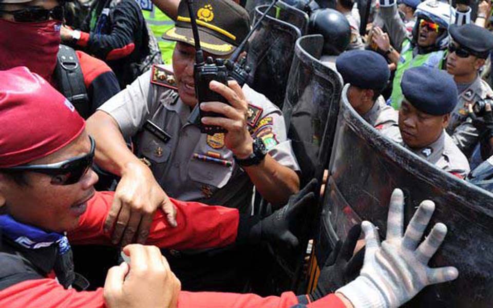 Police attack workers and LBH officials in Jakarta - October 30, 2015 (Merdeka)