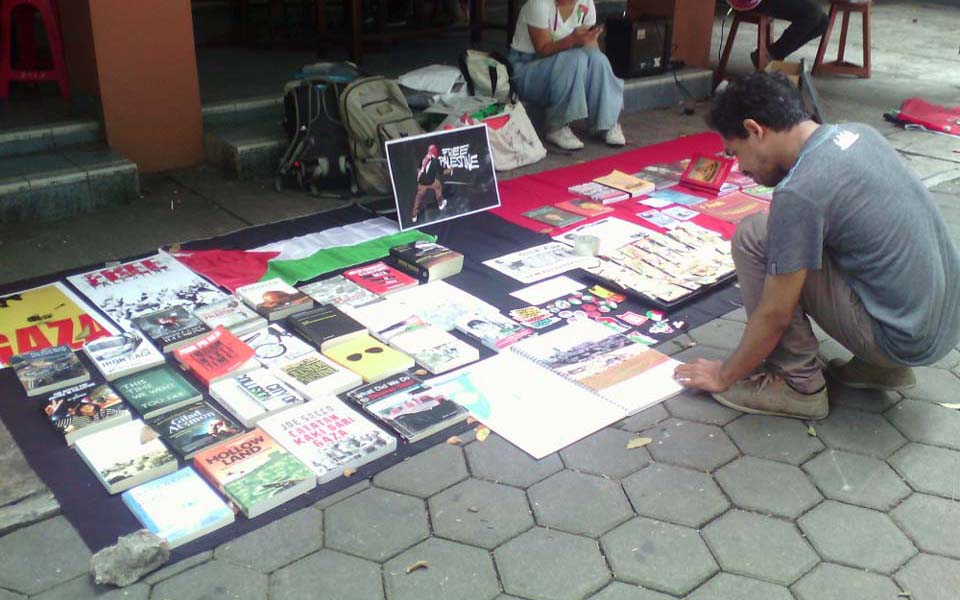 SRuPP activists sell books at USD canteen - August 26, 2016 (Kabar Kota)