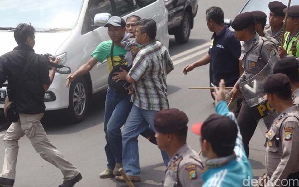 Police arrest protesters at West Papua independence rally in Jakarta - December 1, 2016 (Detik)