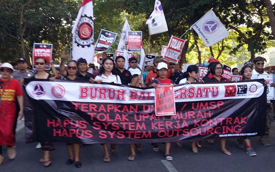 Workers United reject low wages on May Day in Bali - May 1, 2016 (Okezone)