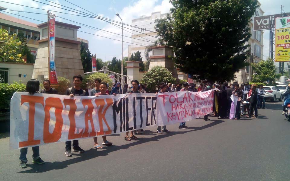 FAMRD protesters rally against militarism on campus in Yogyakarta - August 23, 2017 (Arah Juang)