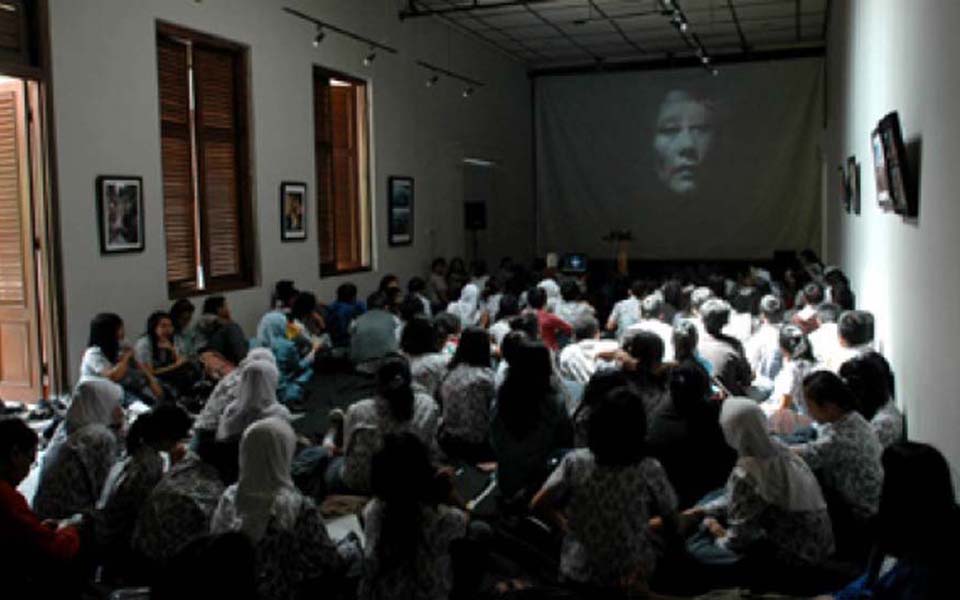 High-school students in Bandung watching the film Pengkhianatan G30S/PKI (Tempo)