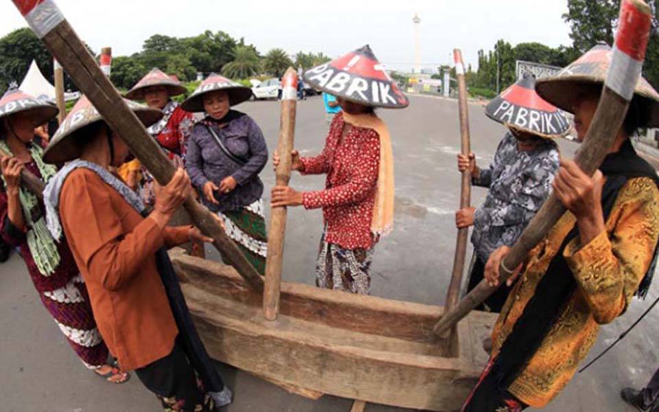 Kendeng farmers hold protest action at State Palace - April 12, 2017 (Tempo)