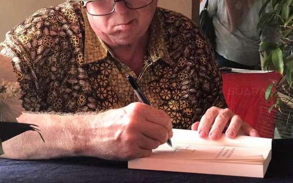 Max Lane signs copies of his book at TIM - August 12, 2017 (Suara)