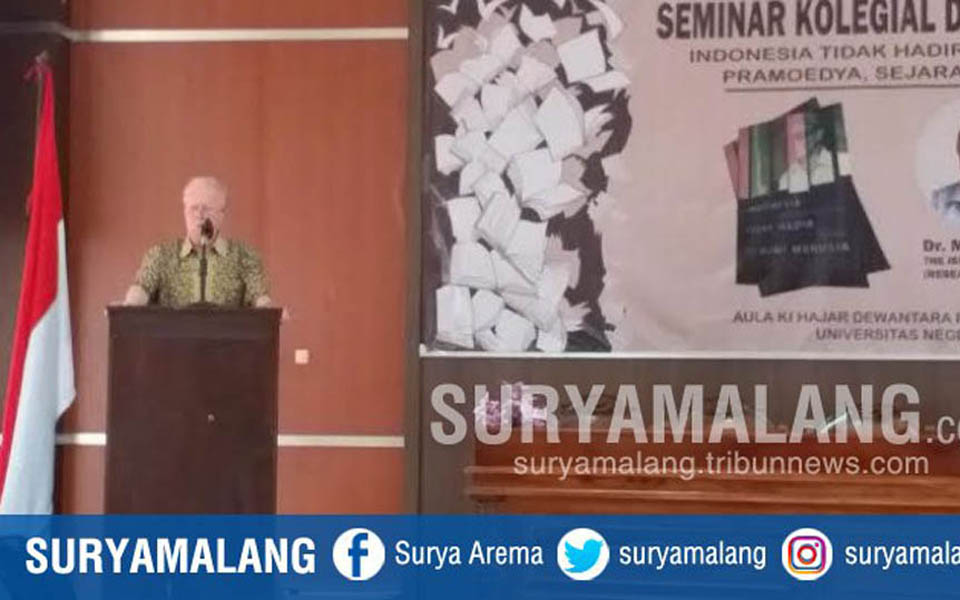 Max speaking at Malang State University - October 3, 2017 (Surya Malang)