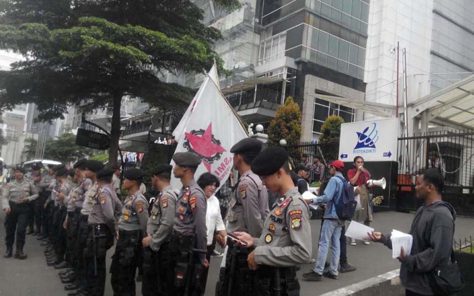 Police stand guard on campus (IB)