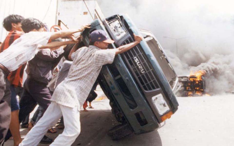 Rioters overturn car during May 1998 riots in Jakarta - Jakarta May 14, 1998 (Tempo)