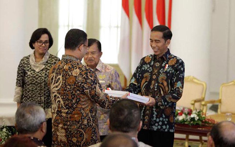 Widodo hands DIPA over to Jakarta Governor Anies Baswedan - December 6, 2017 (Tempo)
