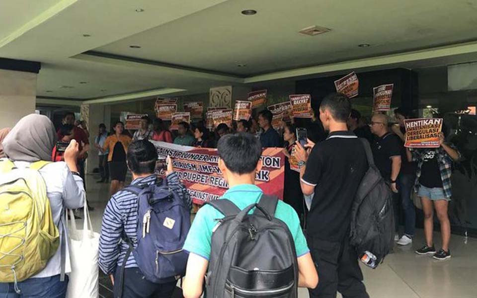 Conference participants protest at RRI Auditorum in Denpasar - October 11, 2018 (PGC)
