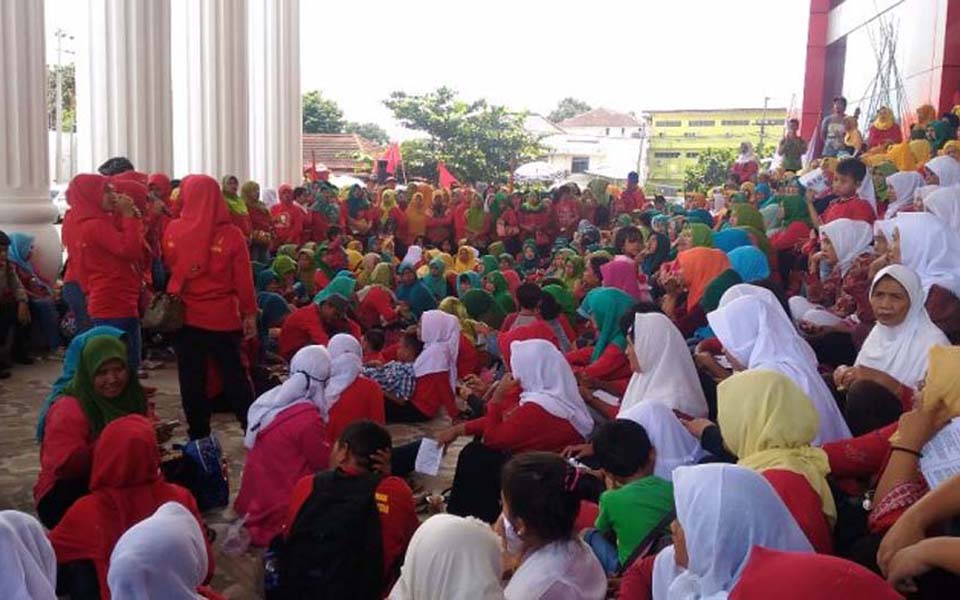 Housewives gather for IWD in Lampung - March 8, 2018 (Tribune)