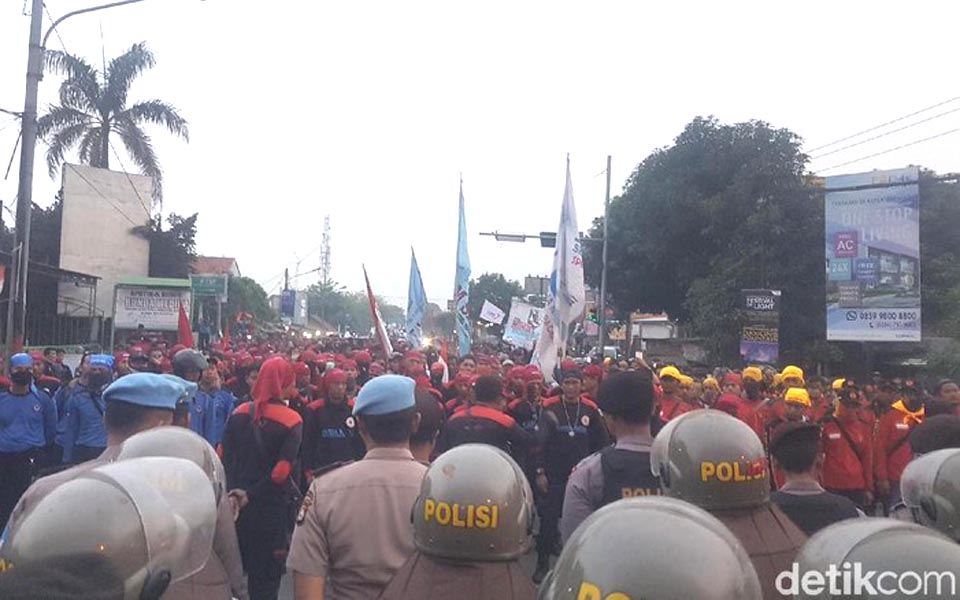 Labour rally closes Serang-Jakarta highway - November 19, 2018 (Detik)
