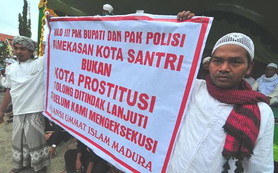 LPI members in Madura hold poster opposing prostitution - January 22, 2018 (Antara)