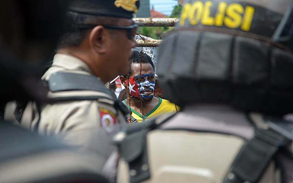 Police guard AMP rally at US Consulate in Denpasar - April 7, 2018 (Radar Bali)