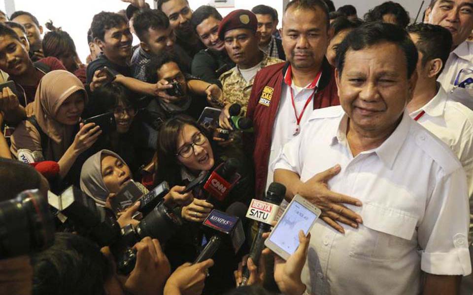 Prabowo Subianto (right) speaking to journalists in Jakarta - April 4, 2018 (Antara)