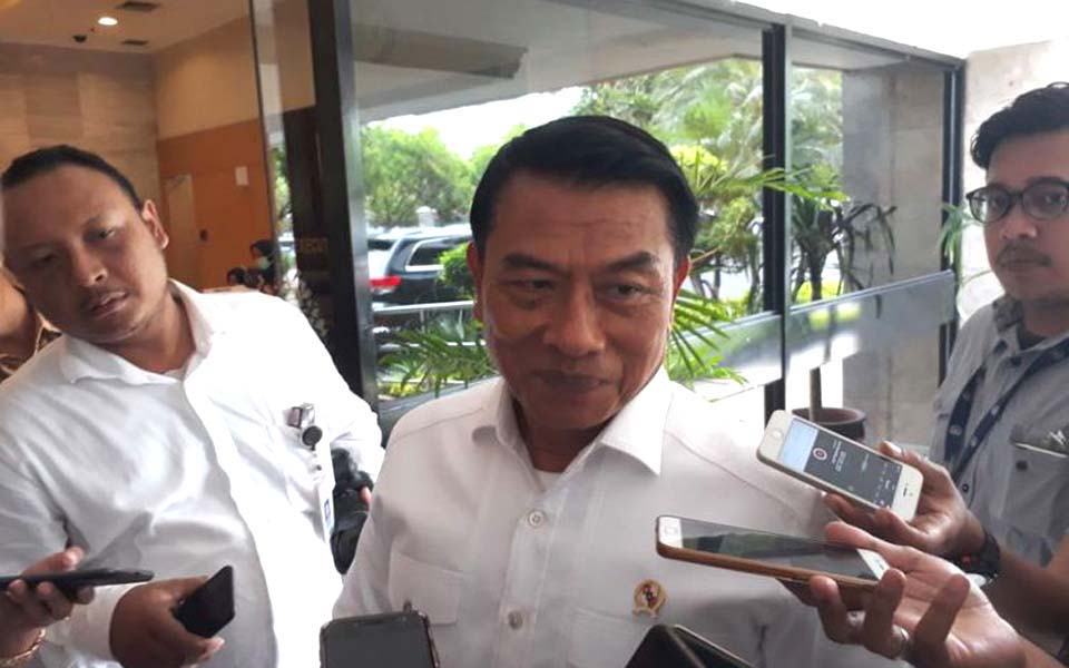 Presidential chief-of-staff Moeldoko speaks to reporters in Jakarta (Kompas)